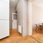 Cozy And Sunny Apartment In Uptown